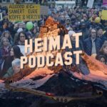 Podcast-Logo vor einer Menschenmenge, die gegen die Wohnungsnot demonstriert