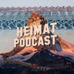 Podcast-Logo vor einer Reihe von Einkaufswagen