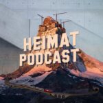 Podcast-Logo vor einer Betonwand
