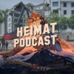 Podcast-Logo vor einer Häuserzeile, die gerade abgerissen wird