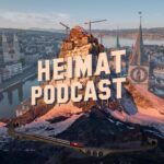 Podcast-Logo vor einem Blick über die Stadt Zürich und den See