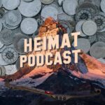 Podcast-Logo vor einem Haufen von Schweizer Rappen