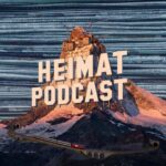 Podcast-Logo vor einem Zeitungsstapel